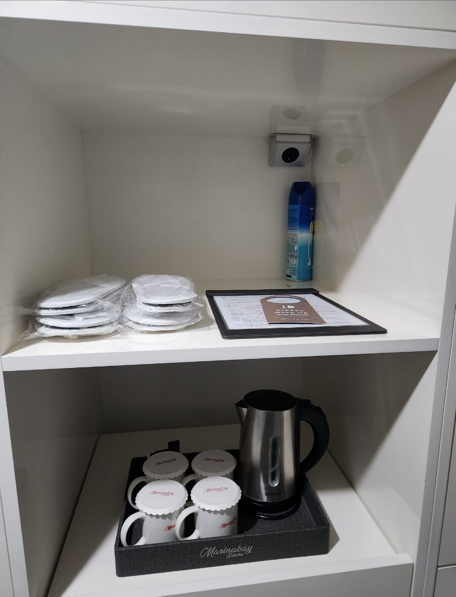 실내화&#44; 커피포트&#44; 찻잔