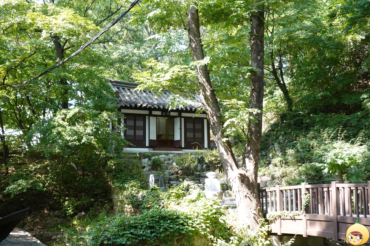 시주 길상화(김영한) 사당과 공덕비