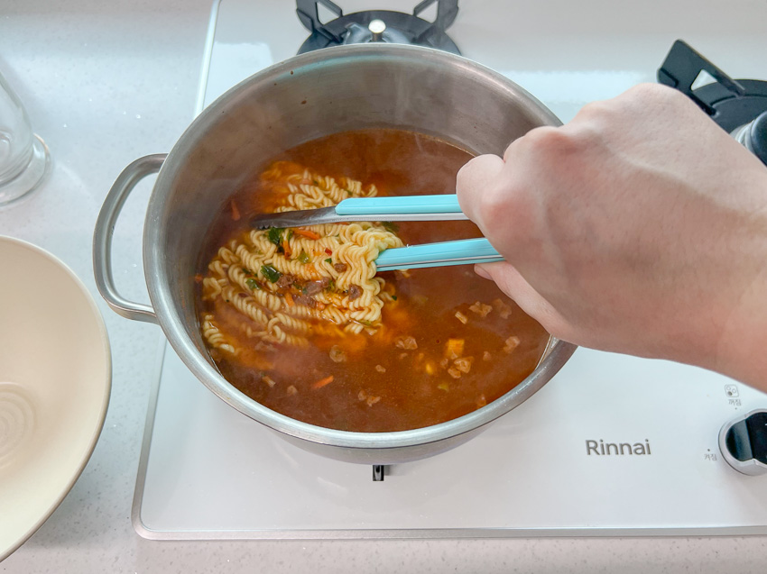 냄비에서 라면만 건져내기