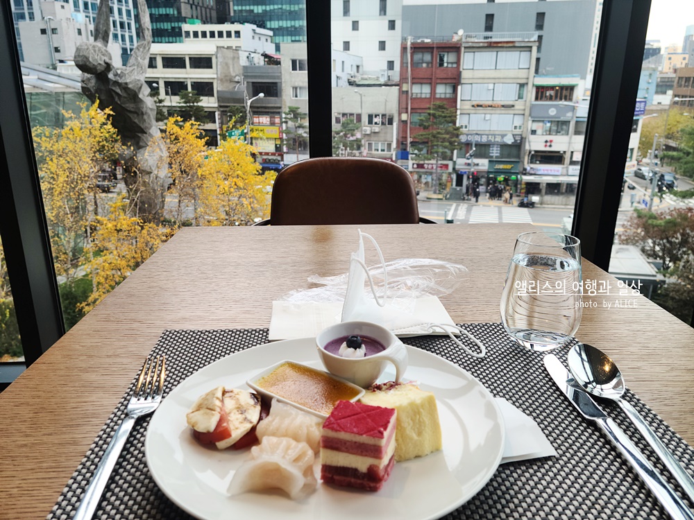 포포인츠 바이 쉐라톤 명동 부대시설 후기 이볼루션 뷔페 레스토랑 조식 런치