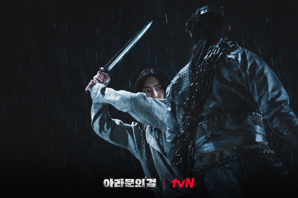 양차와 싸우는 은섬