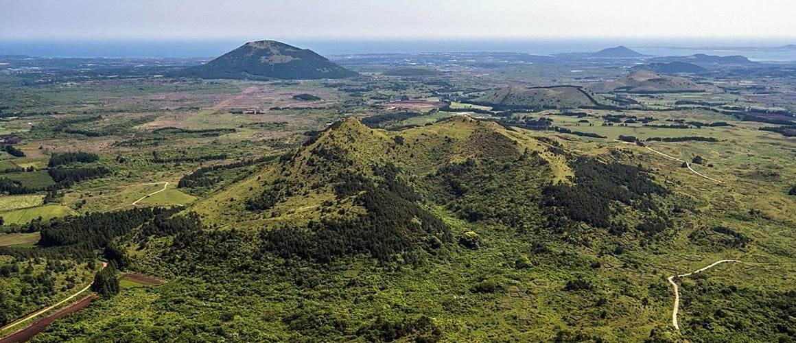 동검은이오름 전경