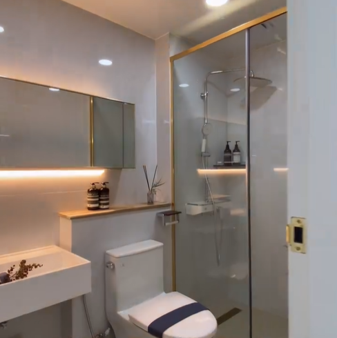 샤워장과 화장실 그리고 세면대.