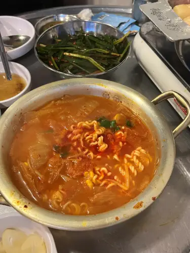 Kimchi stew with basic side dishes