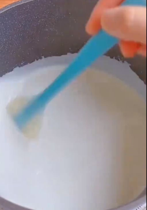 덩어리가 없도록 거품기로 완전히 풀어주는 모습