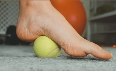 공을 사용하여 발바닥 스트레칭 사진