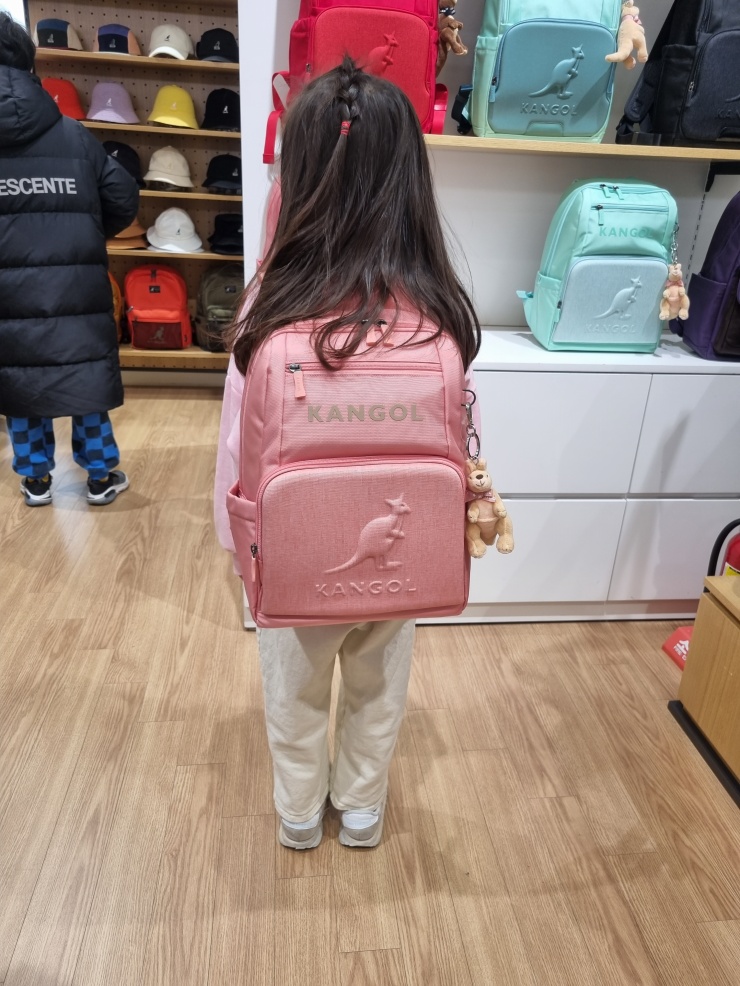 핑크색-책가방을-매-보는-딸