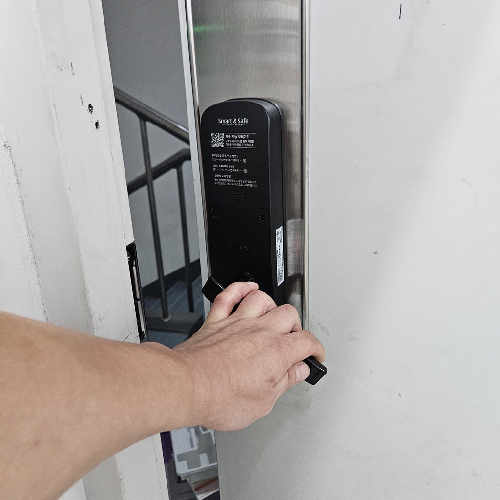 부산 강서구 대저동 산업 용품 유통 단지 부산 티플렉스 창고 출입구 방화문 손잡이 일체형 무 타공 전자 번호 도어락 디지털 자동 오토락 열쇠 설치