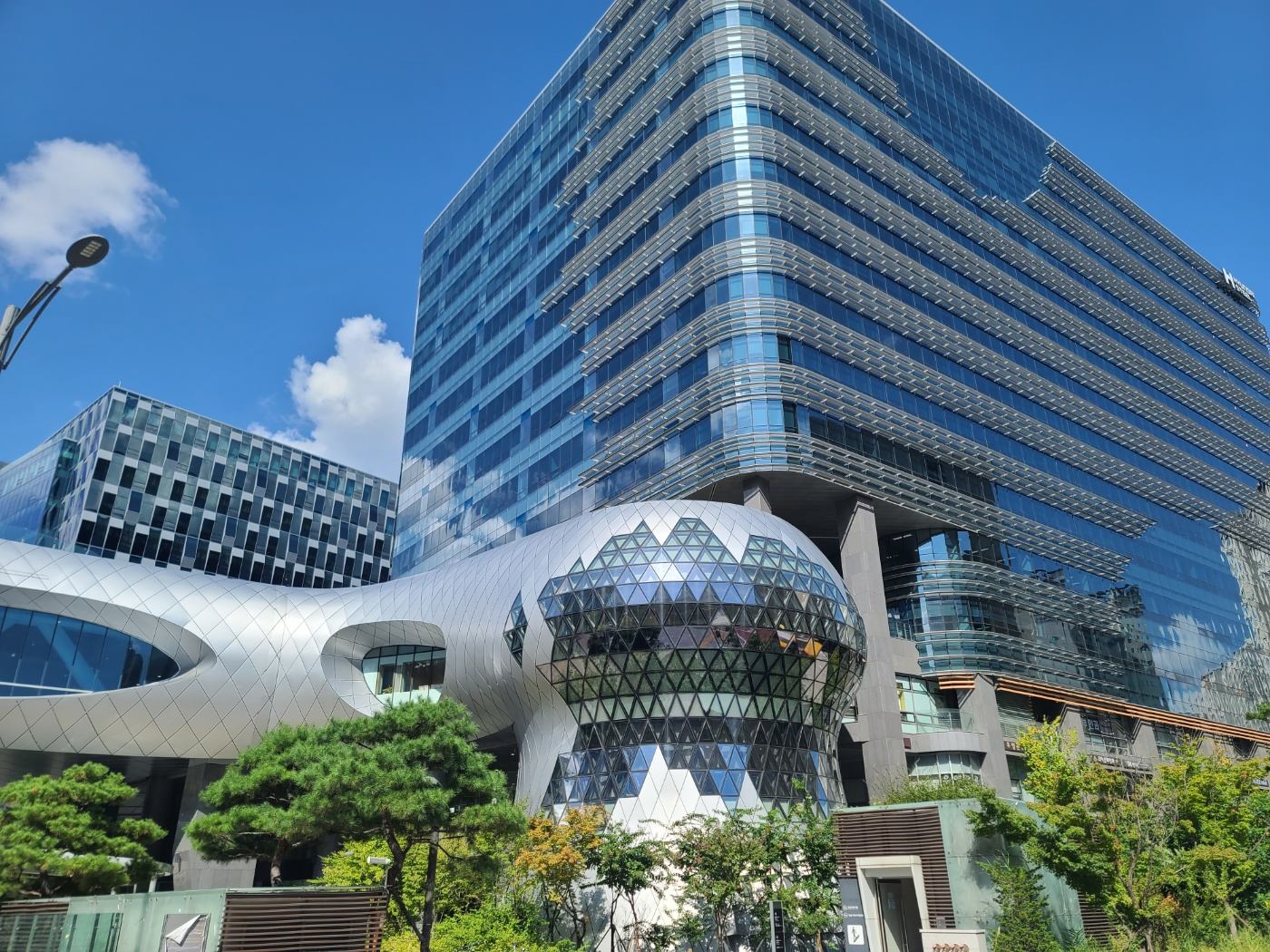 판교를 지나면서 본 어느 건물