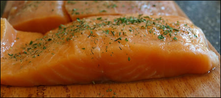 손질이 된 연어 토막