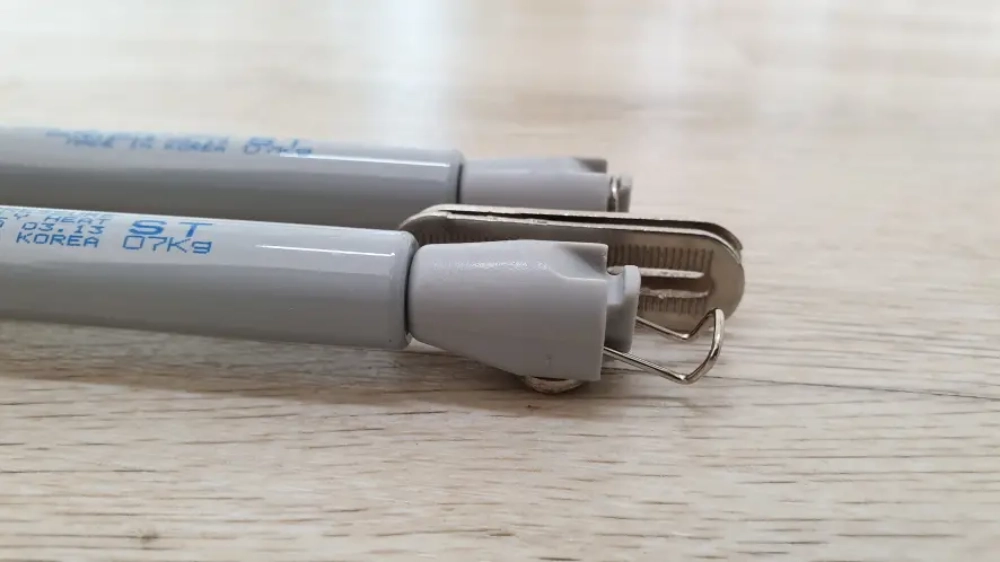 쇼바 고정 부품 빼는 모습