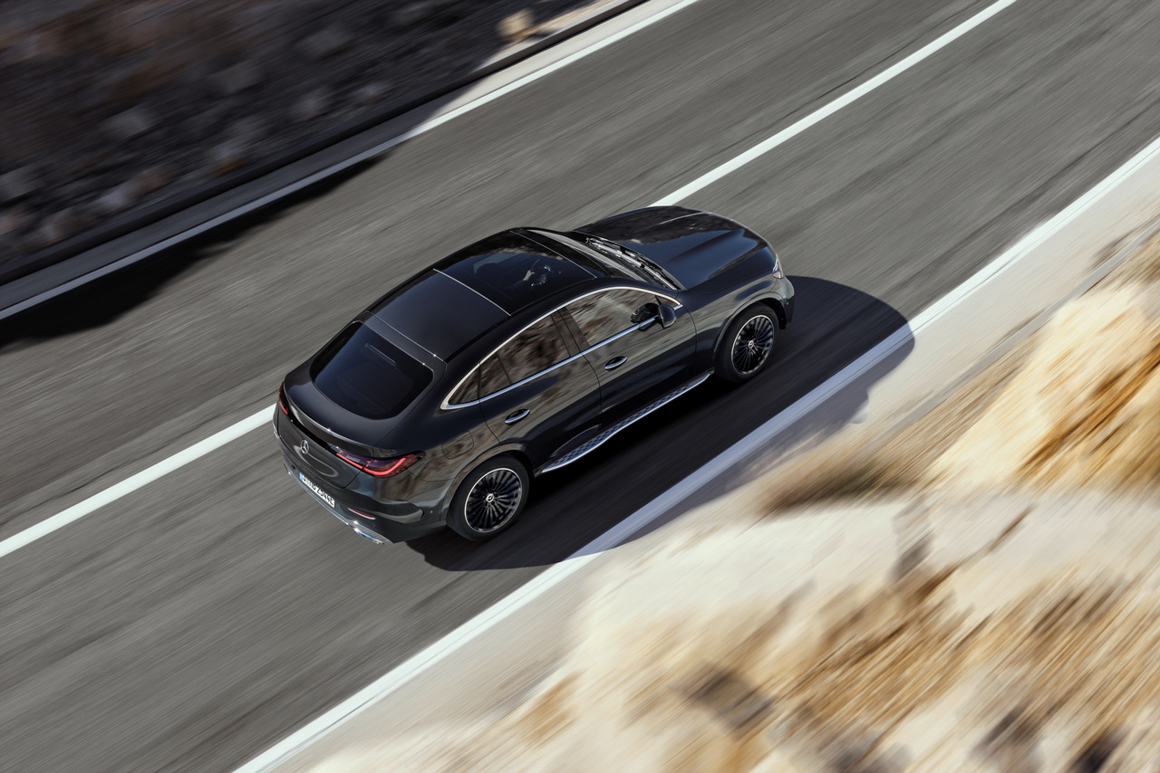 2024 메르세데스 GLC 쿠페 주행 후측면