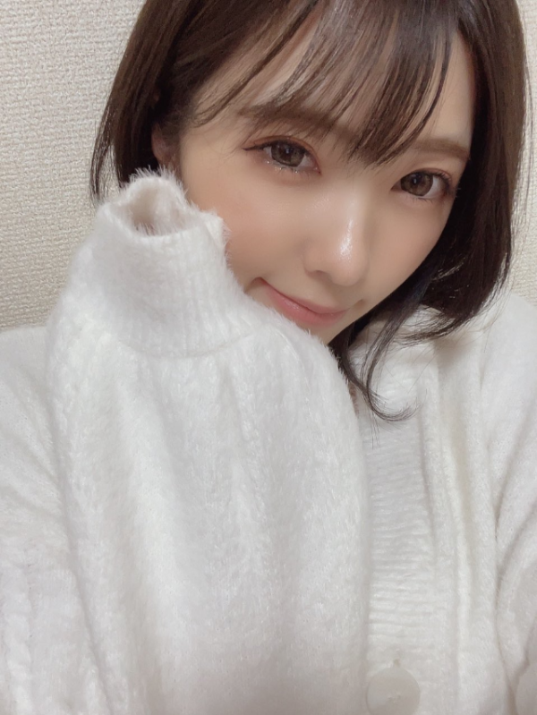 보슬보슬한 하얀옷을 입은 츠바사 마이(Mai Tsubasa) 사진