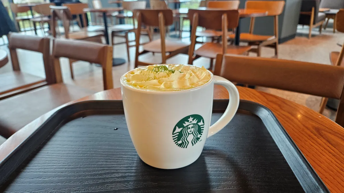 스타벅스-슈크림-말차-라떼-하얀색-컵