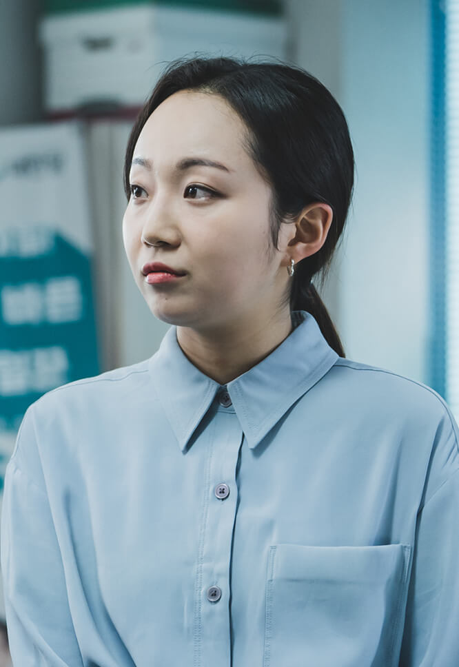 쳐다보고 있는 신채영