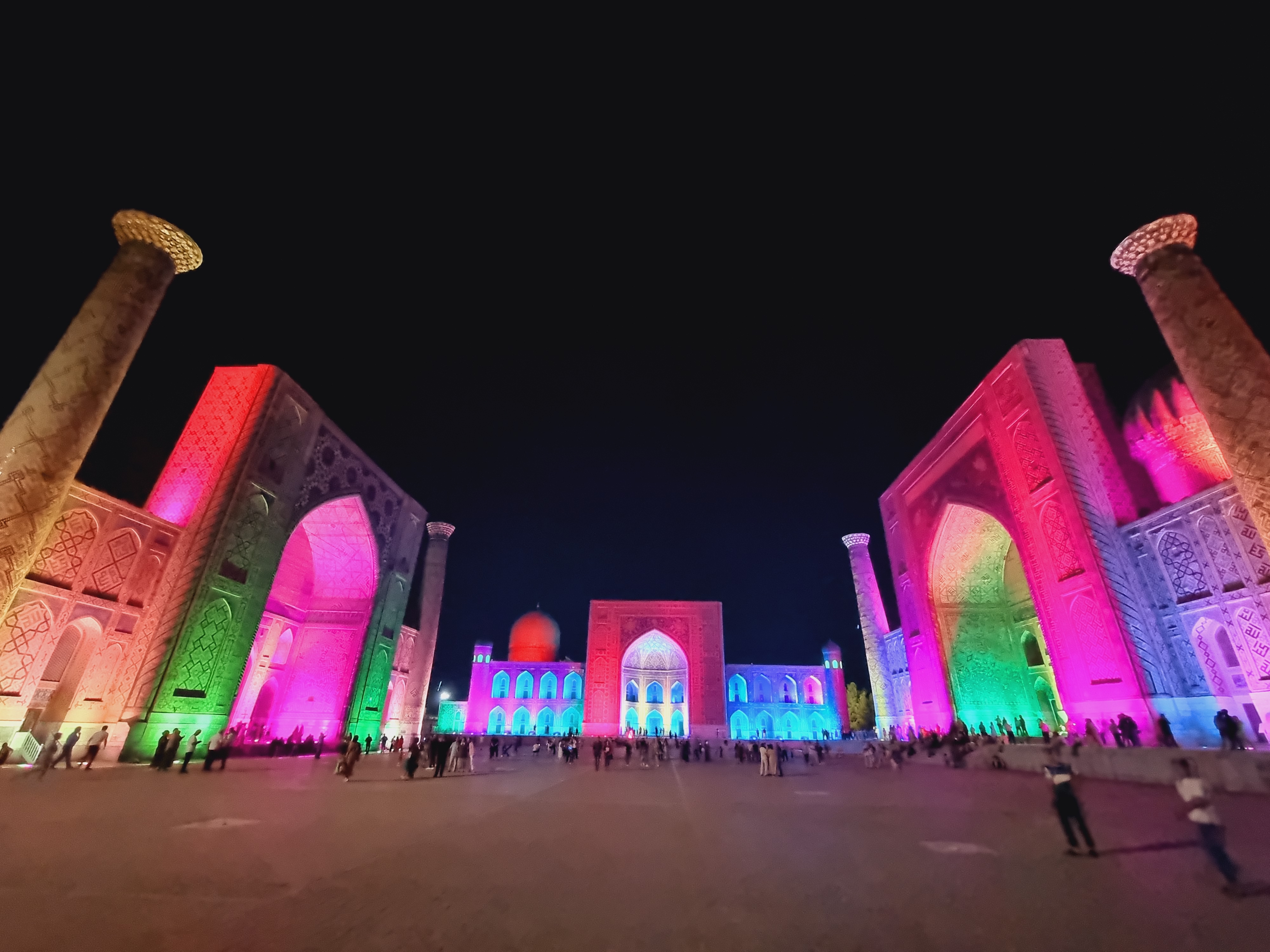 레기스탄 광장의 야간 레이저 쇼