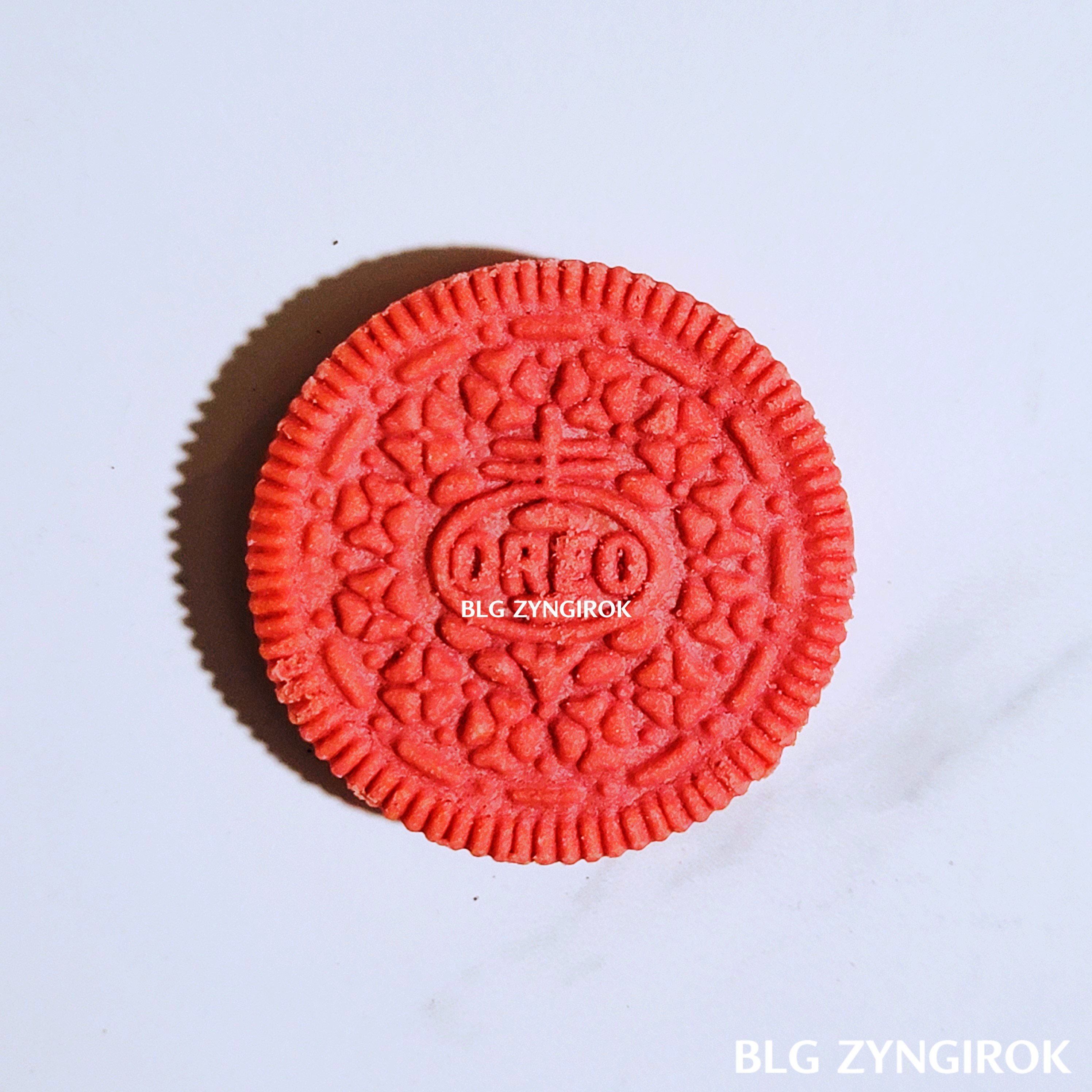 핑크-오레오가-테이블에-놓여있다.