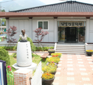 김달진문학관 근처 주차장