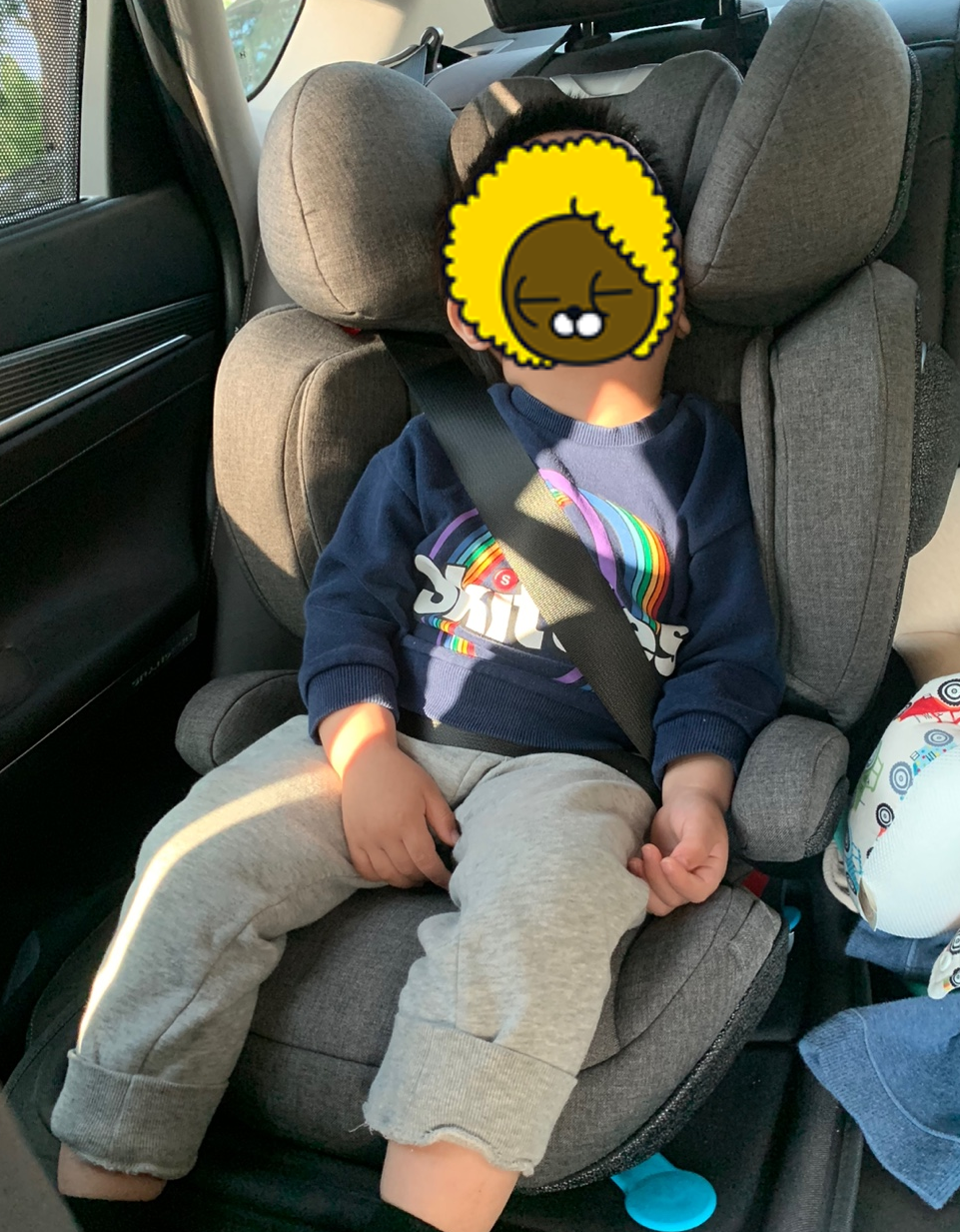 싸이벡스 솔루션 제트픽스 플러스 주니어 카시트에 탑승한 채로 잠든 아이 모습 사진