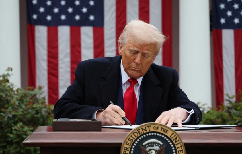 대통령 업무 보는 트럼프2