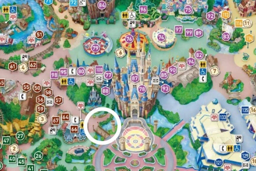 디즈니랜드 지도위에 동그라미가 그려져 있다.