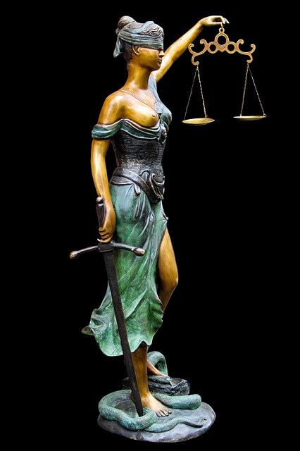 한손에는-저울을들고-한손에는-칼을들고-눈을-가리고-있는-정의의-여신-조각상-사진입니다.