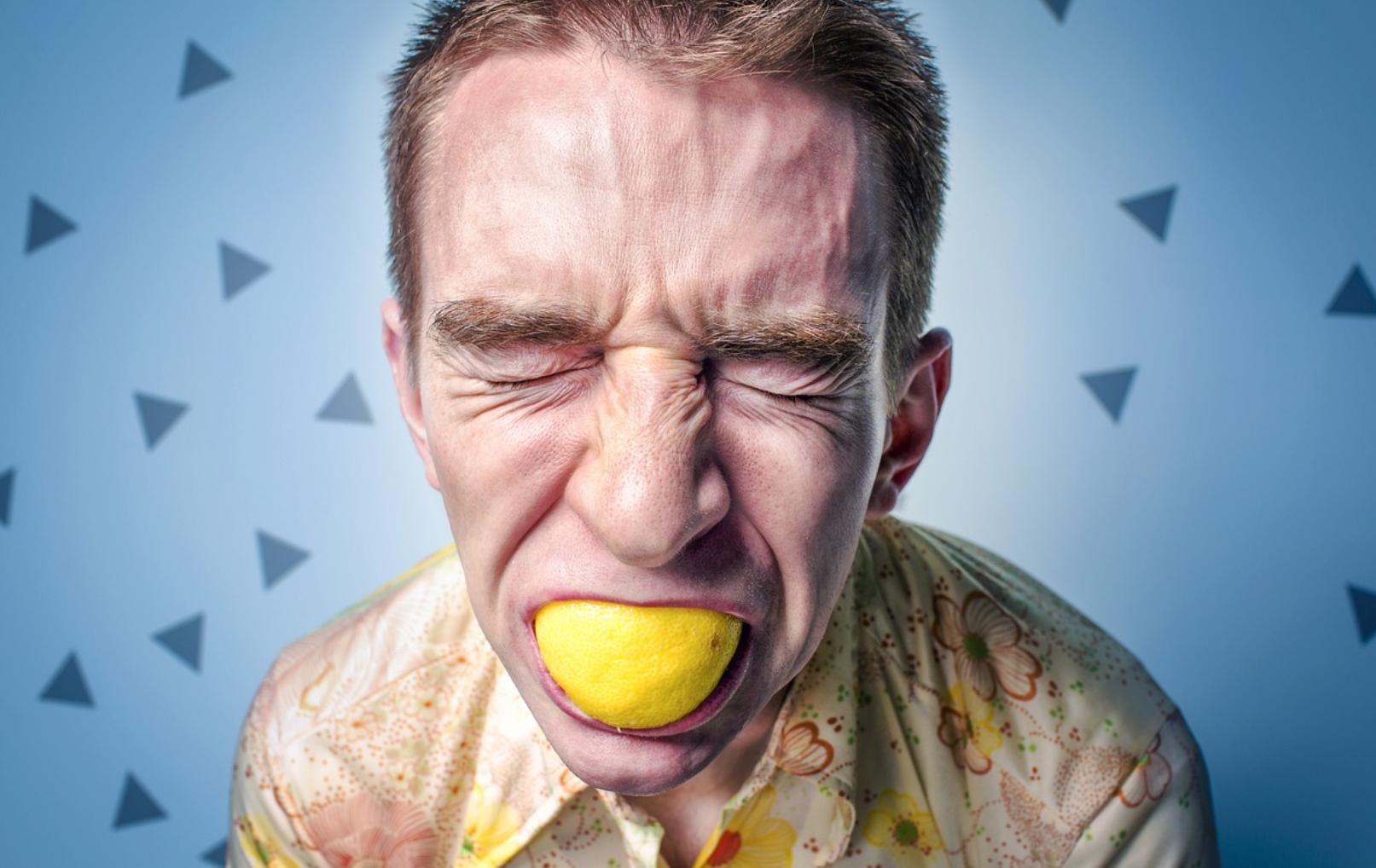 성인 ADHD 남성이 얼굴을 찌푸린다