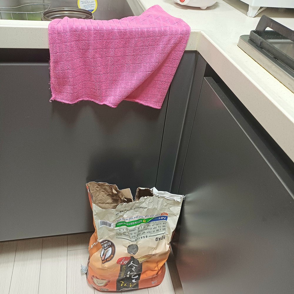 싱크대 근처에 보관한 쌀포대 모습