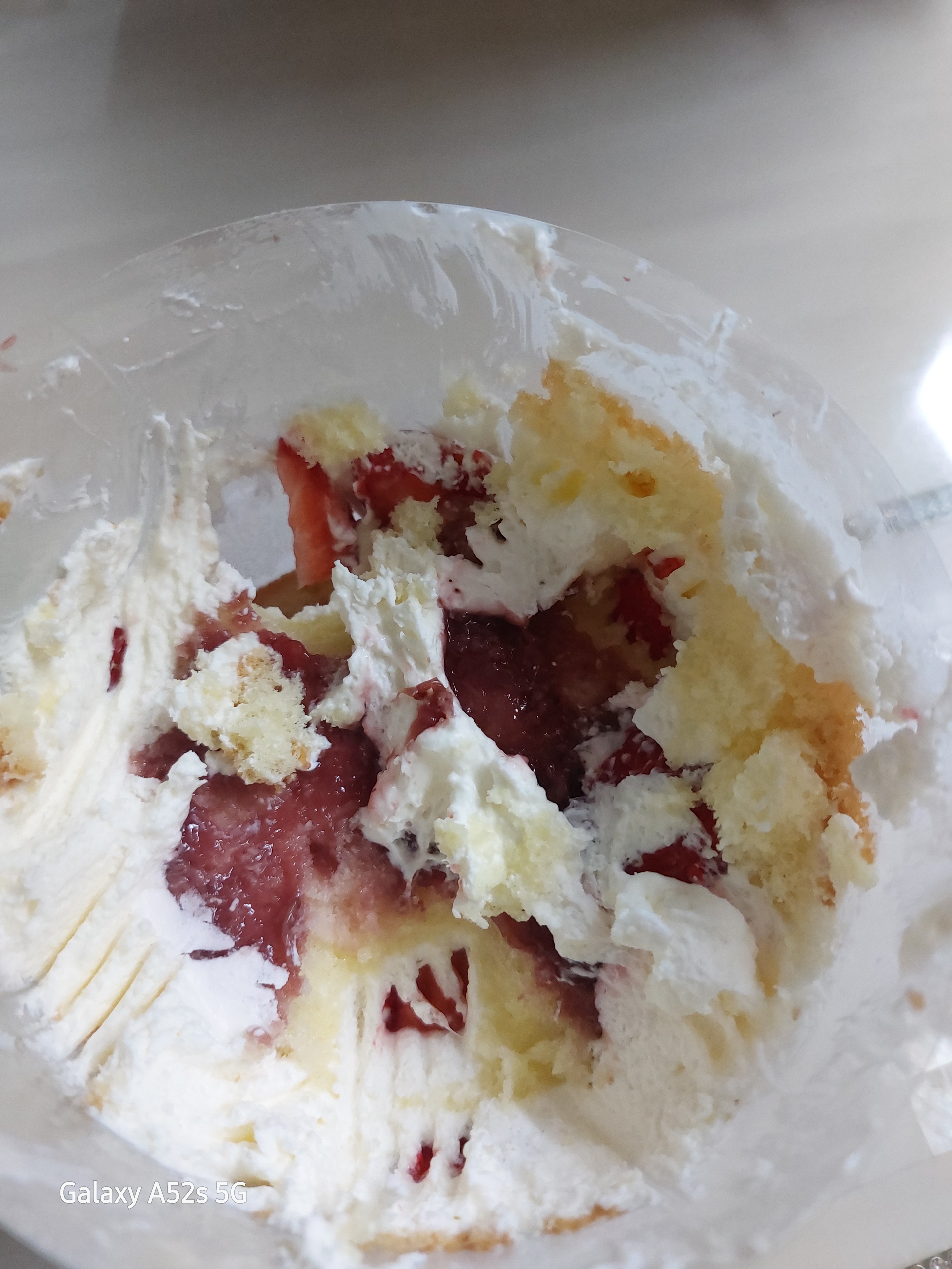 아이들의 포크질에.. 난도 당한 손수베이커리 딸기케이크