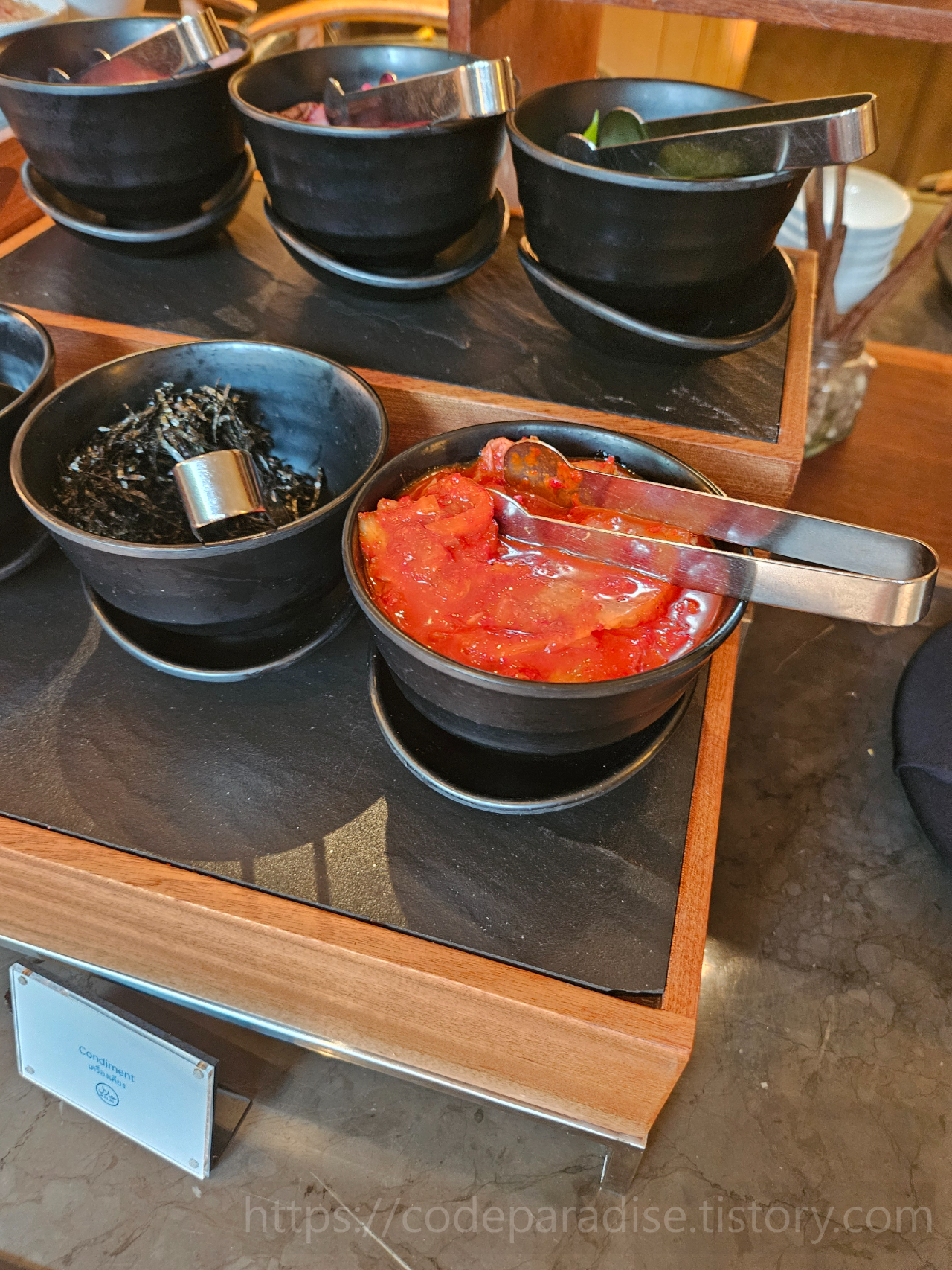 ํธํ
์ฌ์ง