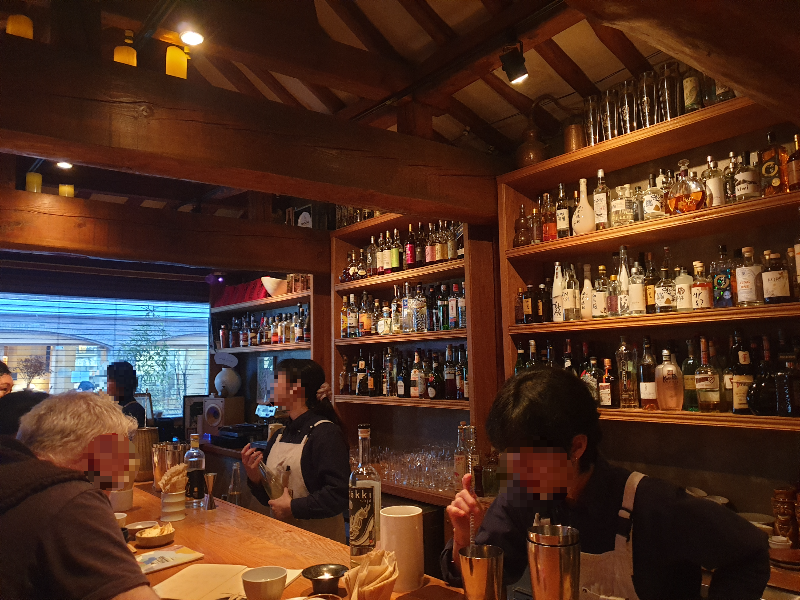 손님들과 대화하거나 칵테일을 만들고 있는 바텐더들