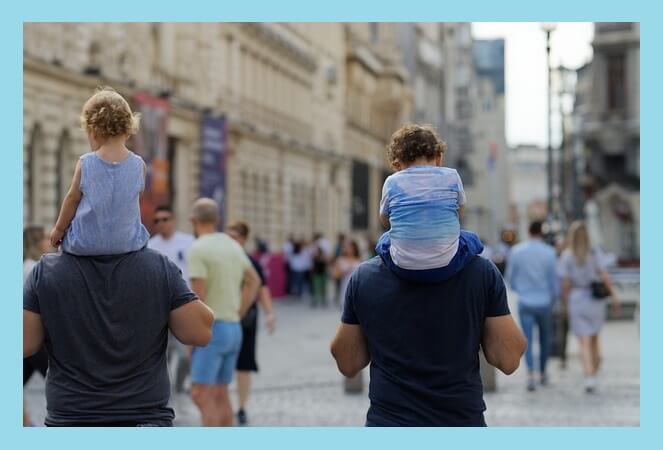 아빠-어깨위-무등-타고있는-아이들