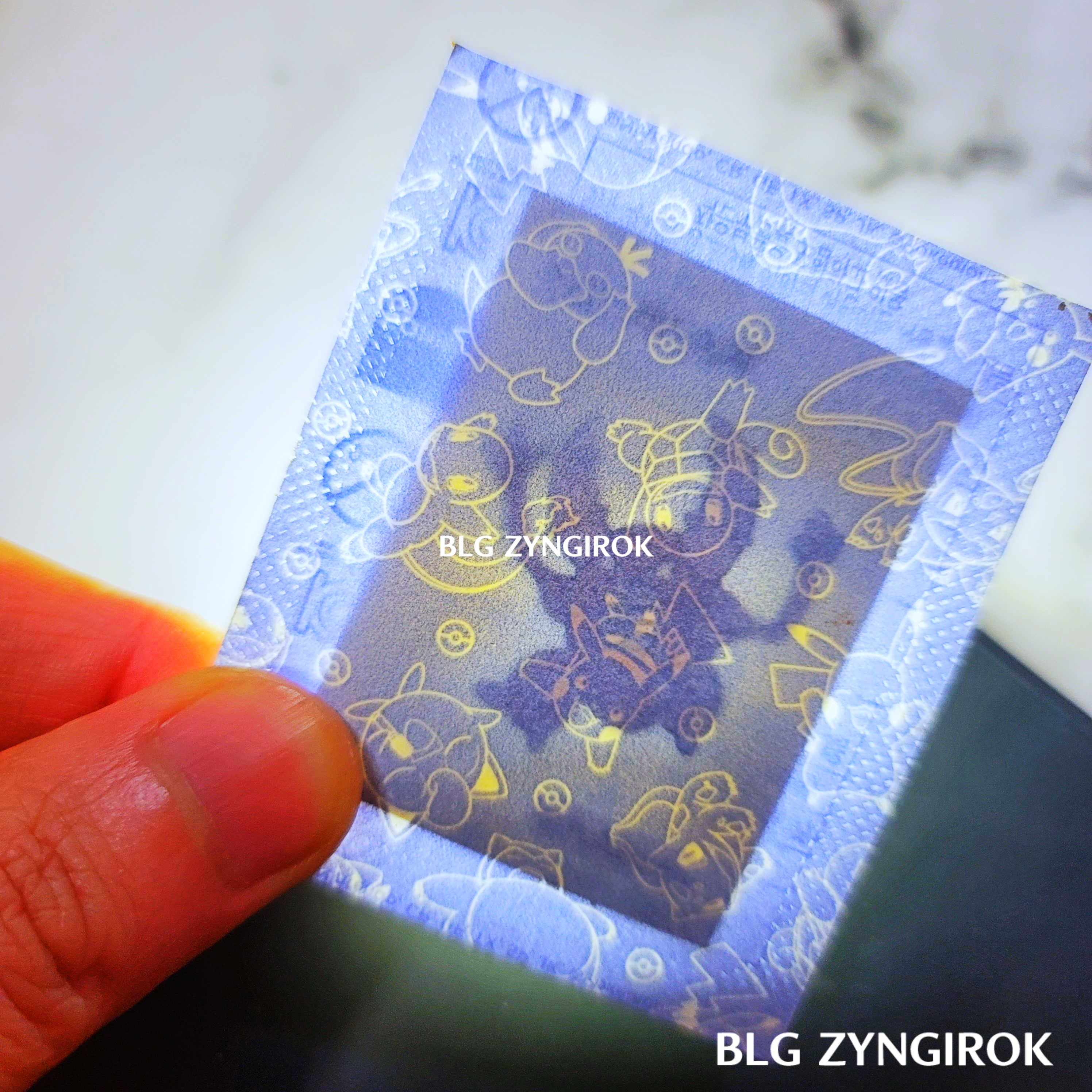 띠부띠부씰-쁘사이저를-들고있다.