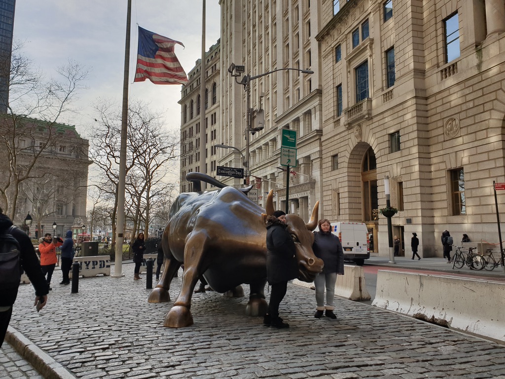 뉴욕 월스트리트의 돌진하는 황소(Charging Bull)