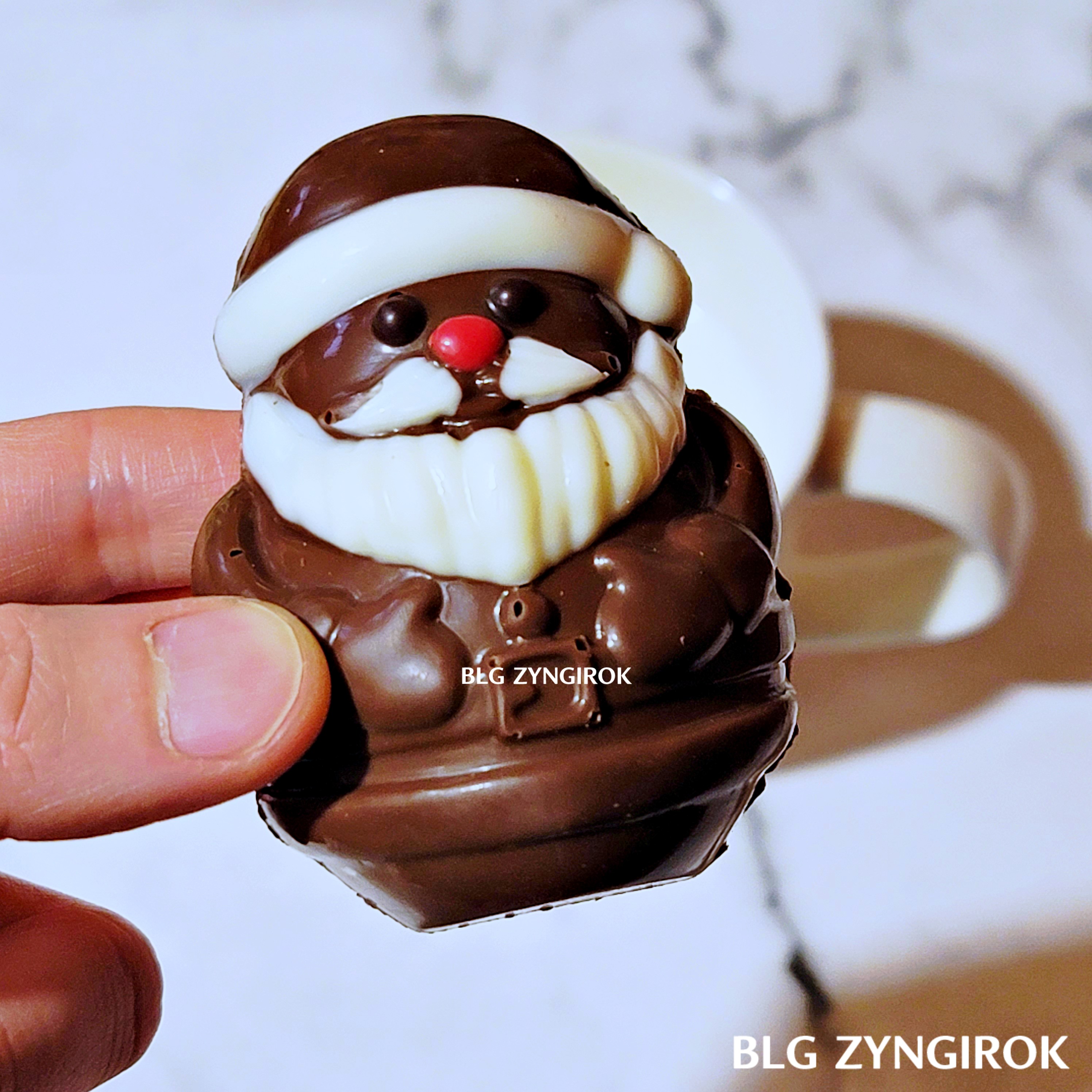 노브랜드 산타클로스 코코아밤을 들고 있는 모습이다.