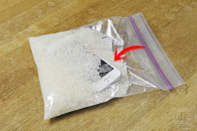 핸드폰 바닷물에 빠졌을때 생쌀 핸드폰말리는법