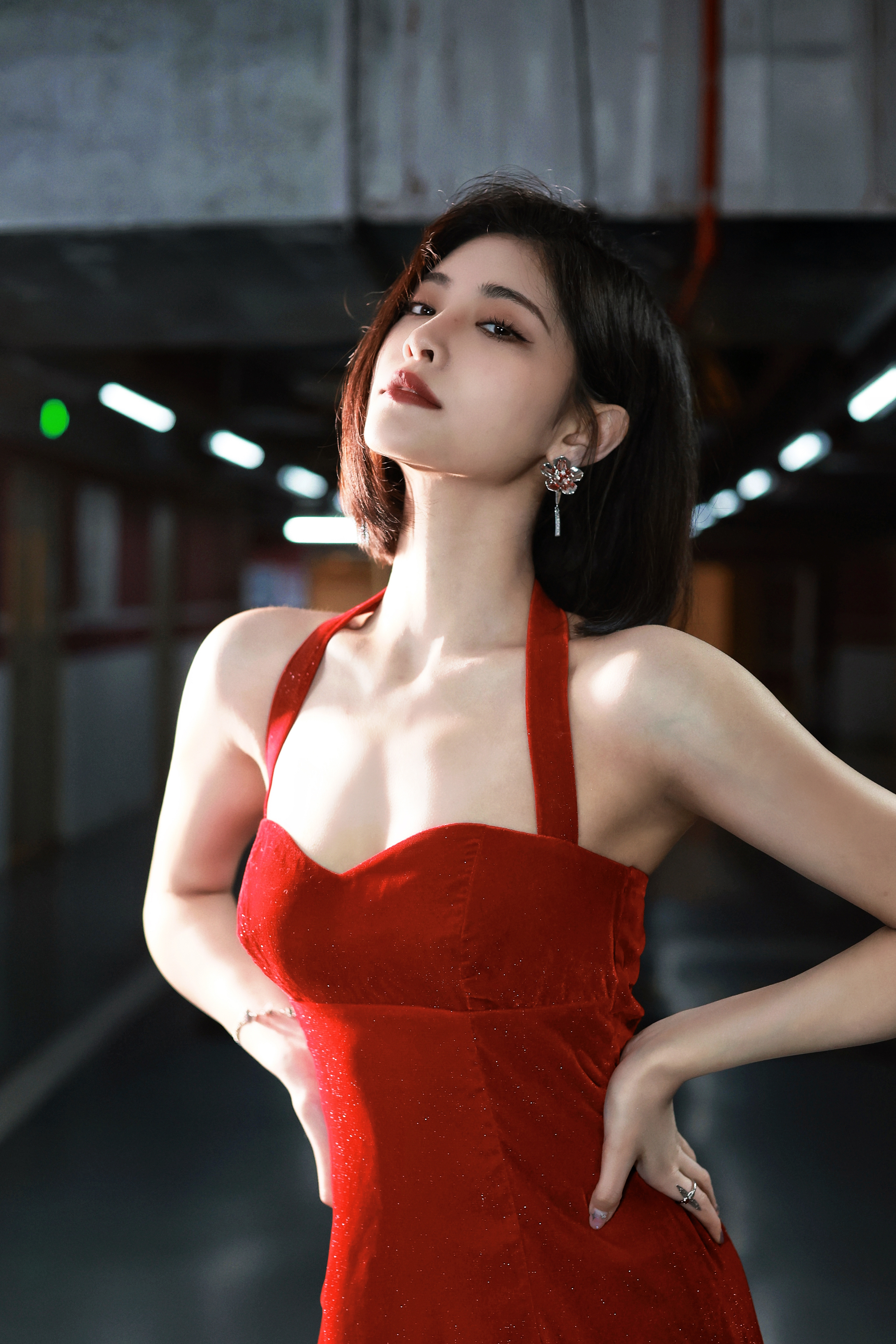 쉬쟈치가 글래머였으면 난리가 났을 드레스임을 확인할 수 있는 사진