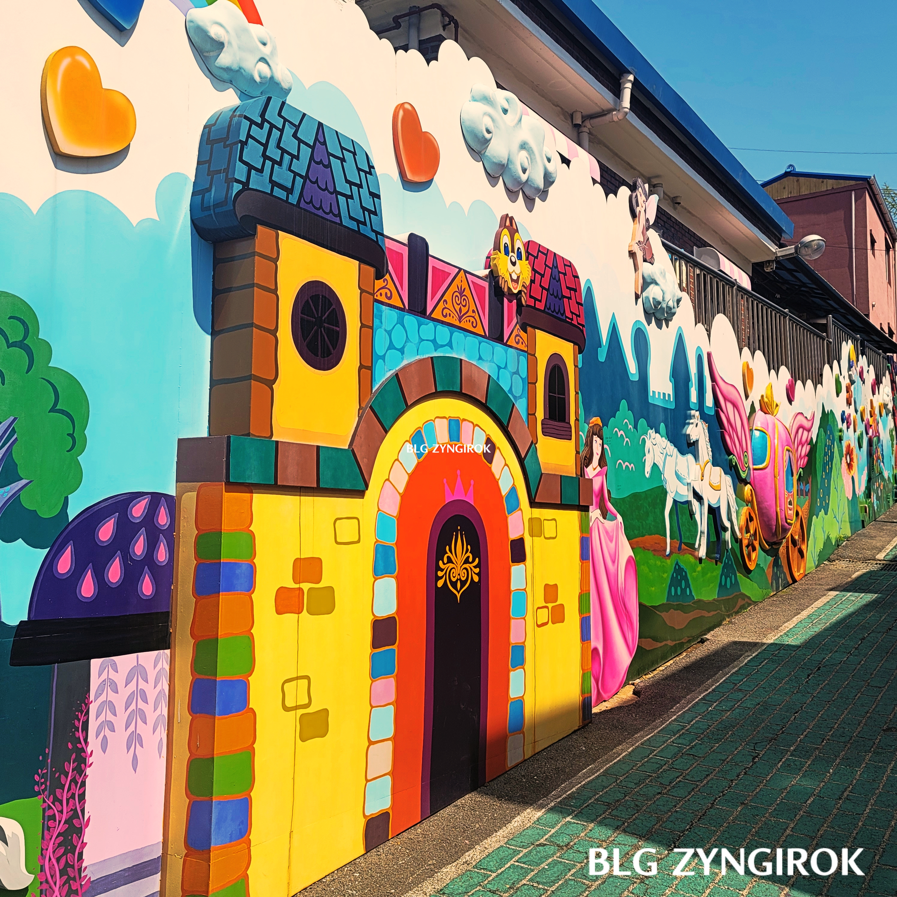 백마탄 왕자를 기다리고 있는 공주의 모습을 한 벽조형물이다.