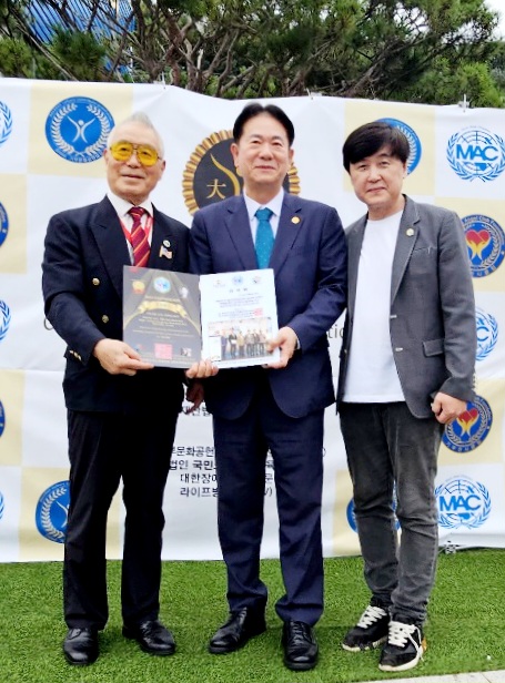 세계무술올림픽위원회(위원장 진종호 세계통합무술연맹 총재), 이동섭 국기원장에 감사패 수여 및 향후 진행 로드맵 선포