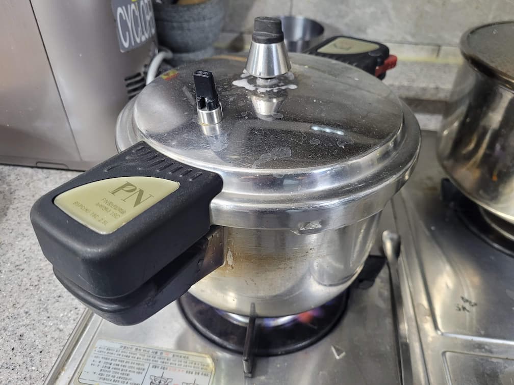 압력솥에서 완성되어 가는 밥