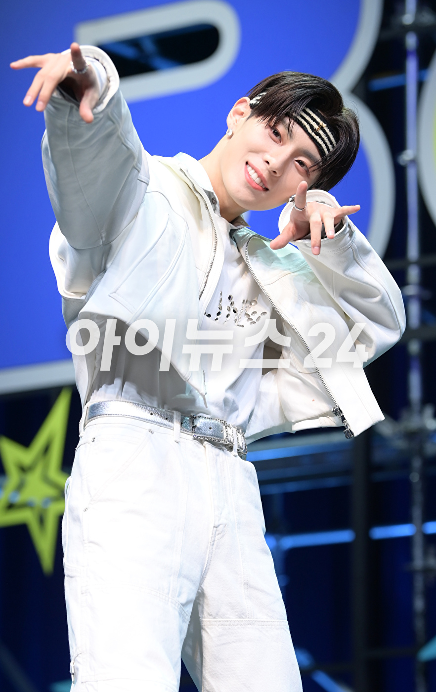 그룹 더뉴식스(TNX) 우경준이 7일 오후 서울 한남동 블루스퀘어에서 열린 더뉴식스 세 번째 미니 앨범 '보이후드'(BOYHOOD) 미디어 쇼케이스에 참석하고 있다. [사진=정소희 기자]