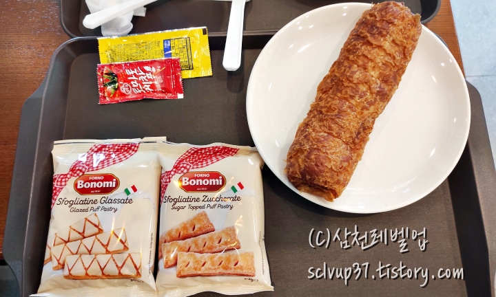 메가커피 보노미 글라사떼 쥬케라떼 페스츄리와 핫도그와 소스