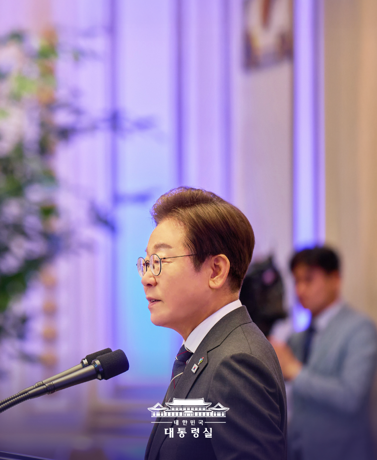 이재명 굿즈 - 디지털 굿즈부터 대선 운동화까지