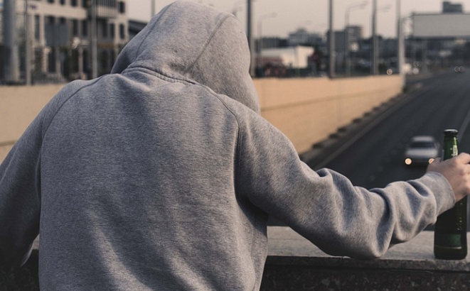 발기부전의 원인 중 하나인 음주를 표현한 이미지입니다.