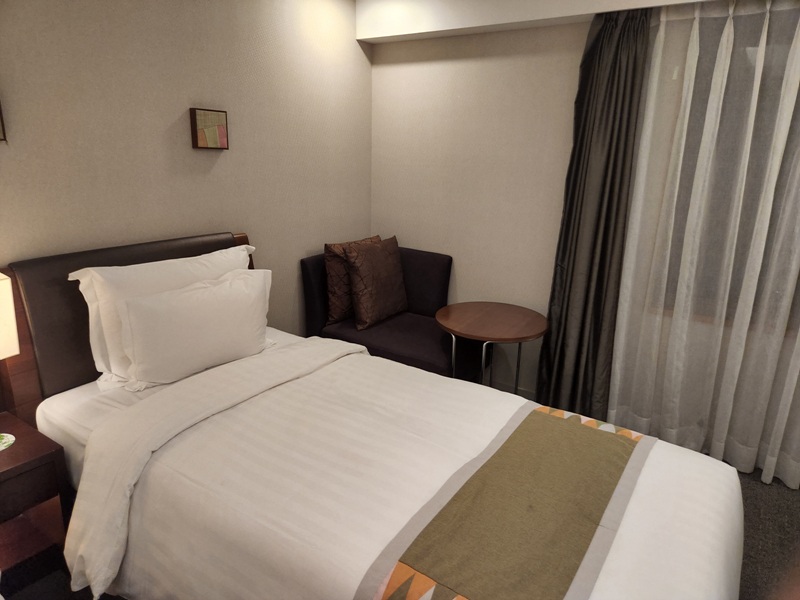 싱글배드와-쇼파와-테이블