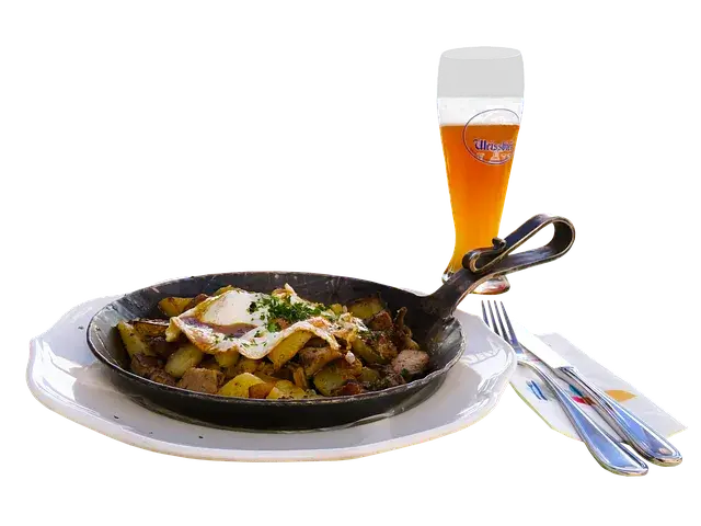 후라이팬에-고기가-올려져-있고-옆에-맥주가-있는-사진