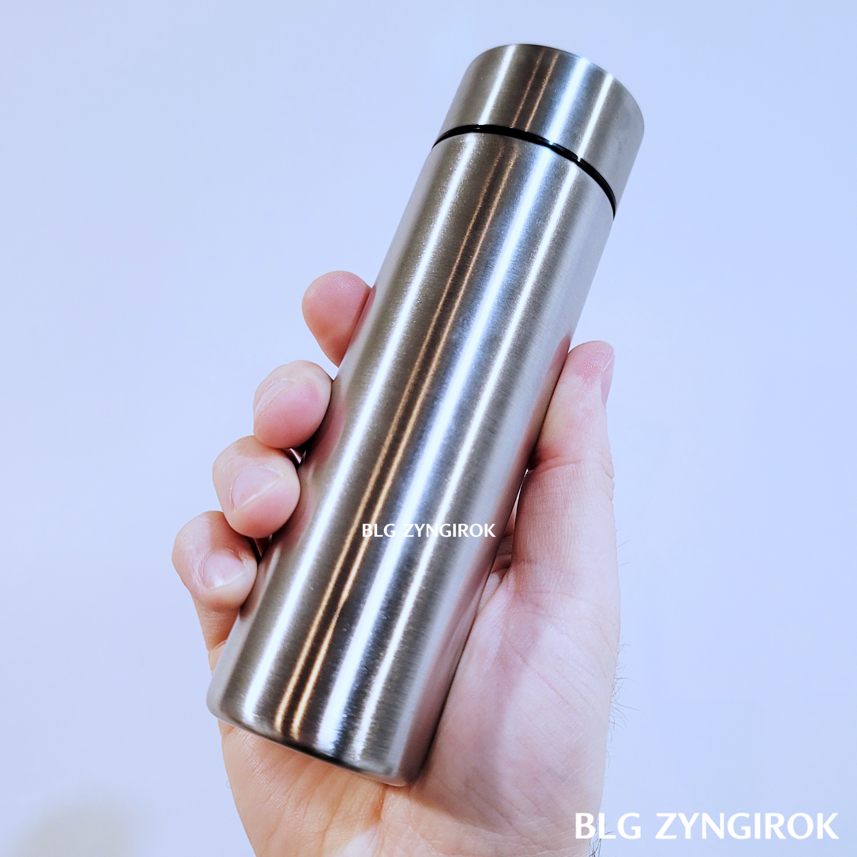 다이소 슬림 텀블러를 들고 있는 모습이다.