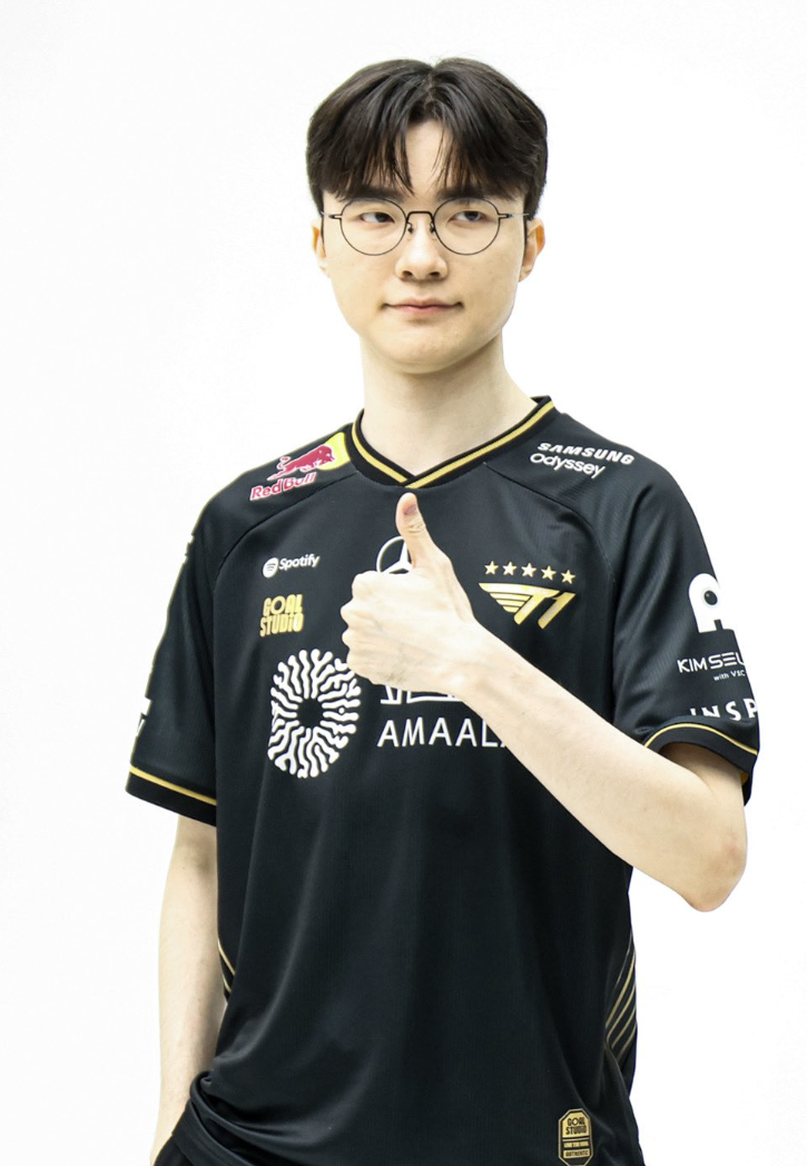 Faker 이상혁 2025 롤드컵 t1유니폼을 입고 찍은 사진