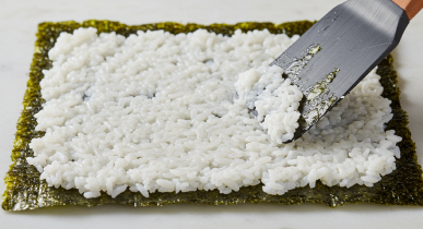 김 위에 밥 펴바르기