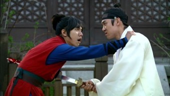 사극에서-장도로-적의-가슴을-찌르는-선비